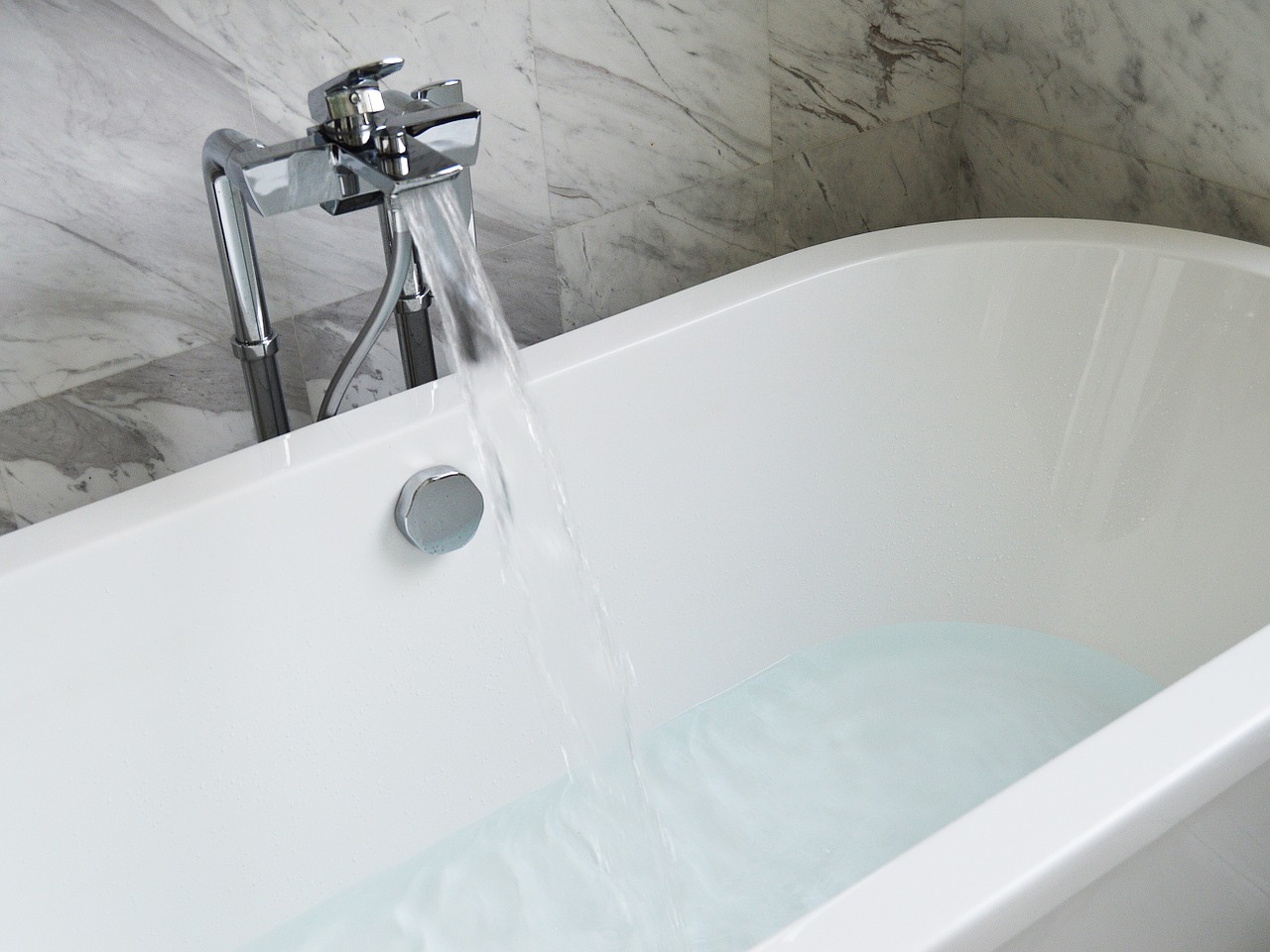 bathtub, faucet, white