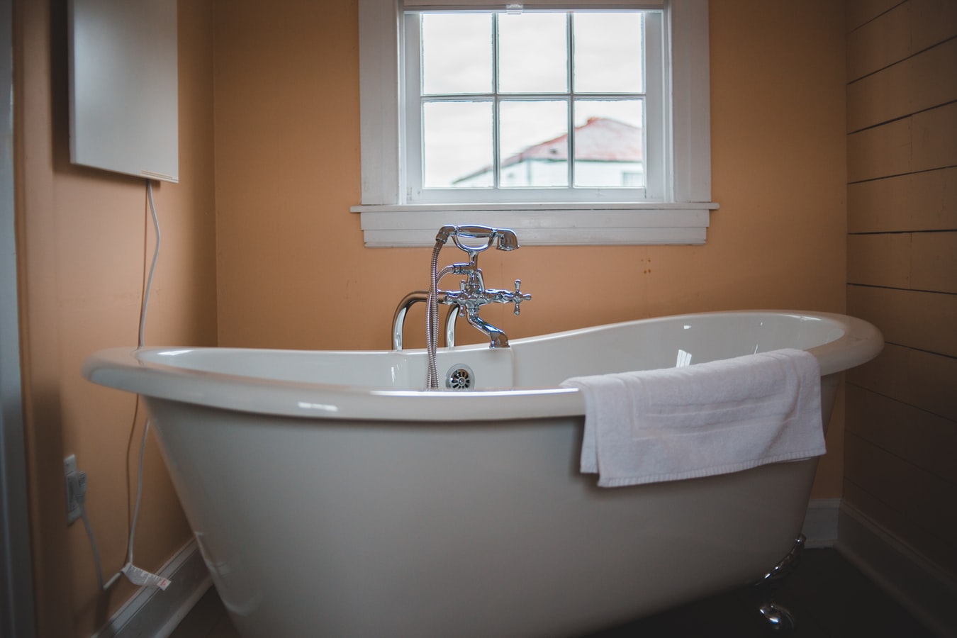 Easy Instructions on How to Install a Tub Surround